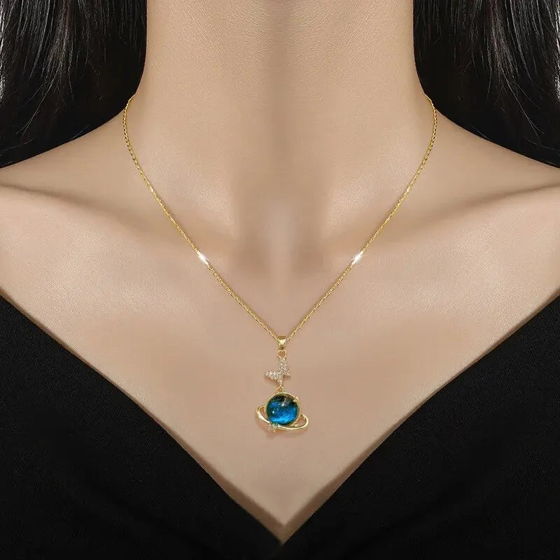 Colar Feminino Série Estrela & Lua — Luxo em Cada Detalhe! ✨🌙  Encante-se com este colar de luxo em aço de titânio banhado a ouro.