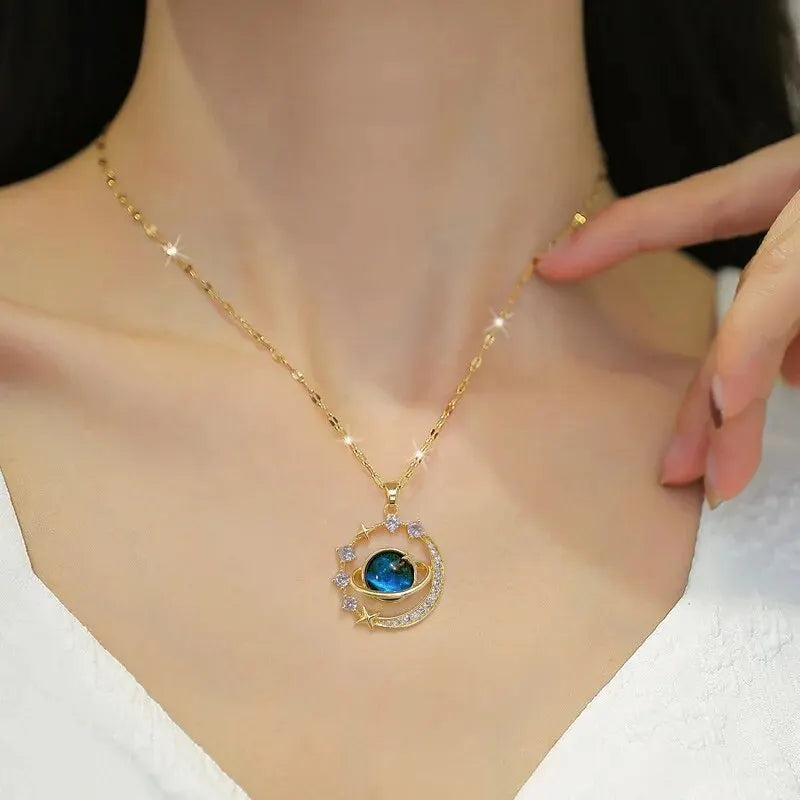 Colar Feminino Série Estrela & Lua — Luxo em Cada Detalhe! ✨🌙  Encante-se com este colar de luxo em aço de titânio banhado a ouro.