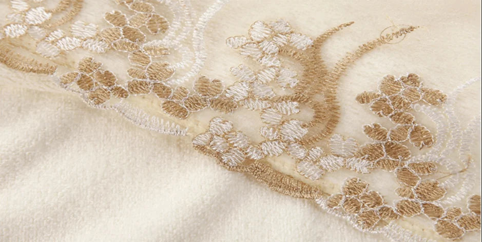 Kit Luxo Toalhas de Banho Bordadas – Microfibra Ultra Macia, Secagem Instantânea e Estilo Sofisticado (3 Peças)