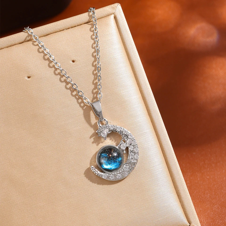 Colar Feminino Série Estrela & Lua — Luxo em Cada Detalhe! ✨🌙  Encante-se com este colar de luxo em aço de titânio banhado a ouro.