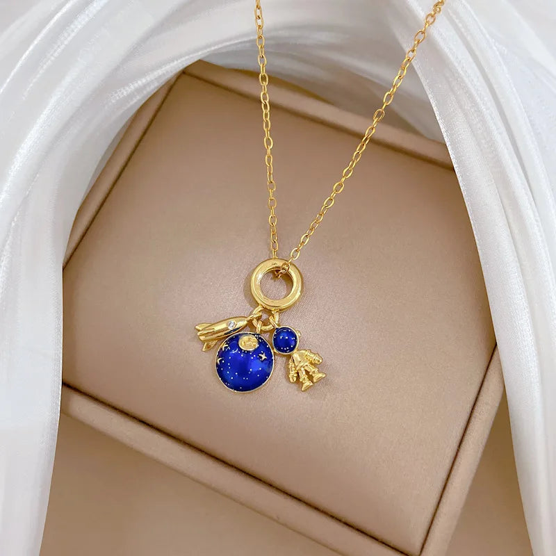 Colar Feminino Série Estrela & Lua — Luxo em Cada Detalhe! ✨🌙  Encante-se com este colar de luxo em aço de titânio banhado a ouro.