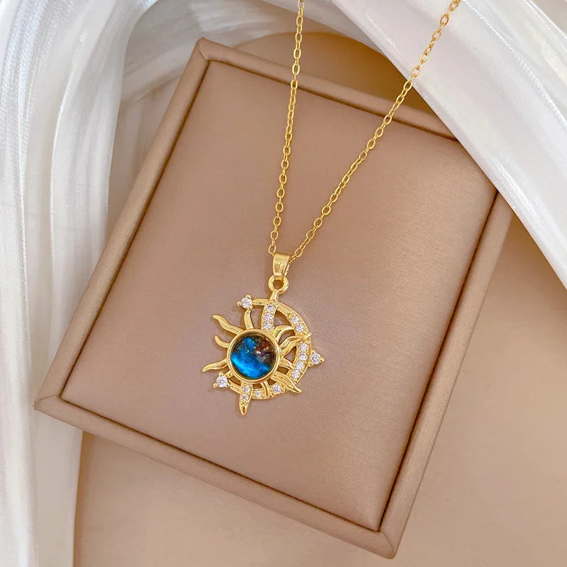 Colar Feminino Série Estrela & Lua — Luxo em Cada Detalhe! ✨🌙  Encante-se com este colar de luxo em aço de titânio banhado a ouro.