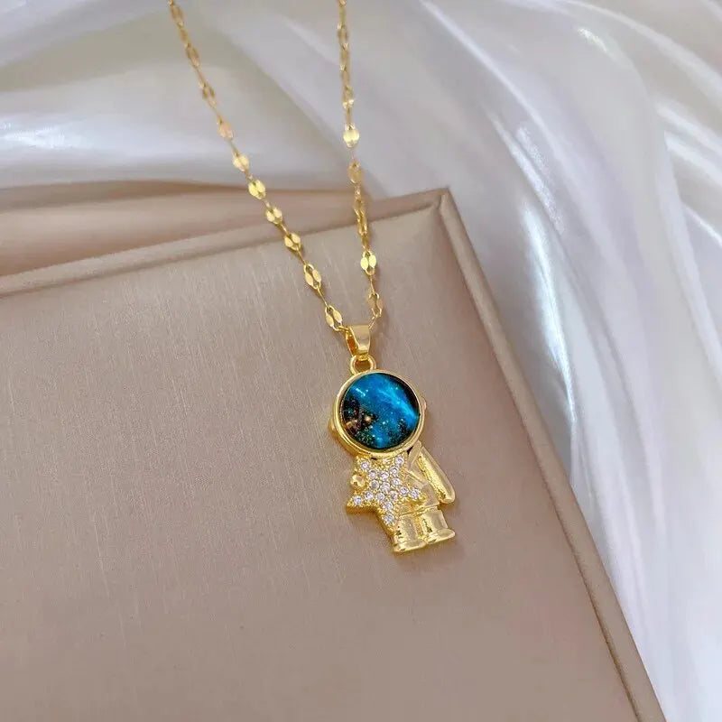 Colar Feminino Série Estrela & Lua — Luxo em Cada Detalhe! ✨🌙  Encante-se com este colar de luxo em aço de titânio banhado a ouro.