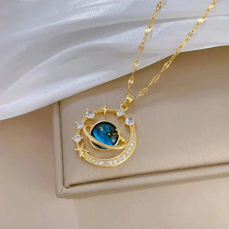 Colar Feminino Série Estrela & Lua — Luxo em Cada Detalhe! ✨🌙  Encante-se com este colar de luxo em aço de titânio banhado a ouro.