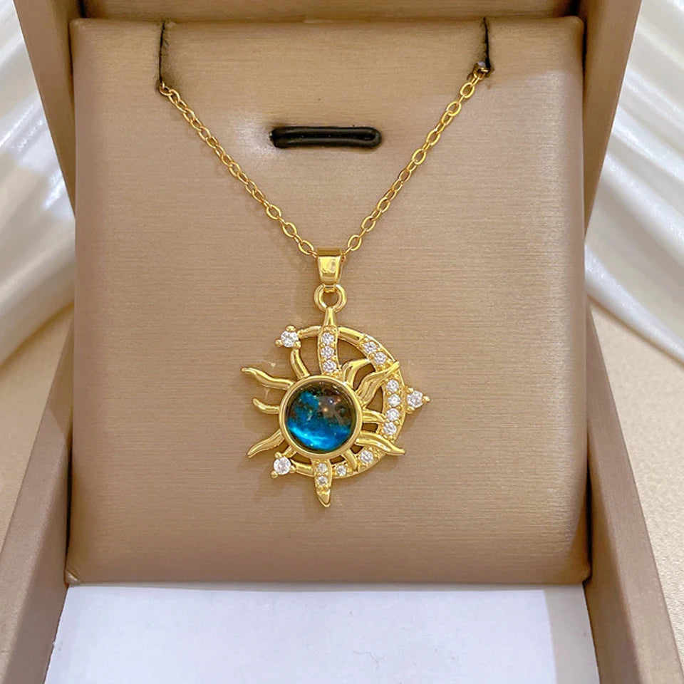 Colar Feminino Série Estrela & Lua — Luxo em Cada Detalhe! ✨🌙  Encante-se com este colar de luxo em aço de titânio banhado a ouro.