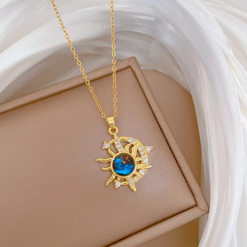 Colar Feminino Série Estrela & Lua — Luxo em Cada Detalhe! ✨🌙  Encante-se com este colar de luxo em aço de titânio banhado a ouro.
