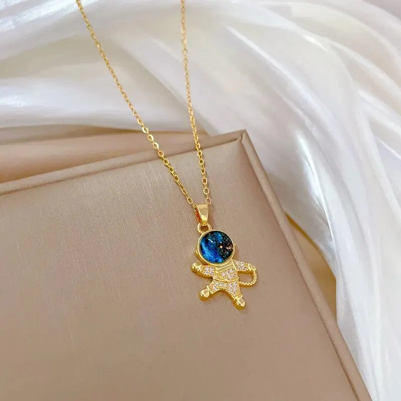 Colar Feminino Série Estrela & Lua — Luxo em Cada Detalhe! ✨🌙  Encante-se com este colar de luxo em aço de titânio banhado a ouro.