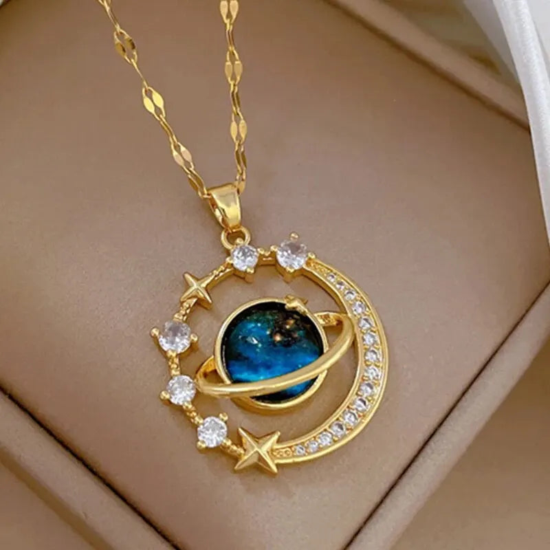 Colar Feminino Série Estrela & Lua — Luxo em Cada Detalhe! ✨🌙  Encante-se com este colar de luxo em aço de titânio banhado a ouro.
