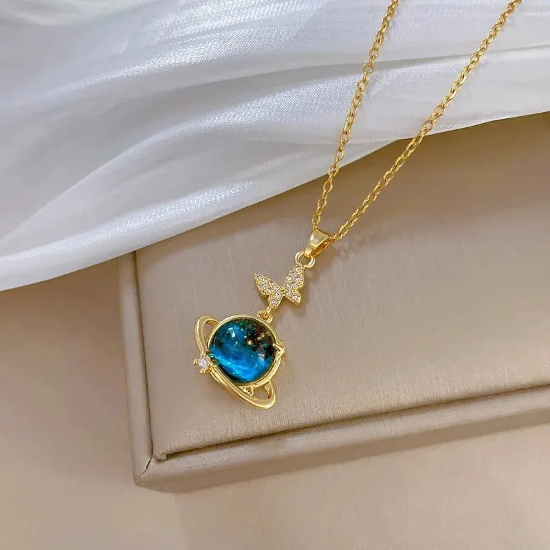 Colar Feminino Série Estrela & Lua — Luxo em Cada Detalhe! ✨🌙  Encante-se com este colar de luxo em aço de titânio banhado a ouro.