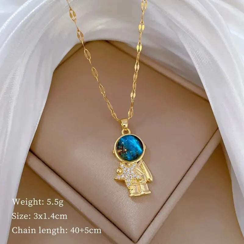 Colar Feminino Série Estrela & Lua — Luxo em Cada Detalhe! ✨🌙  Encante-se com este colar de luxo em aço de titânio banhado a ouro.