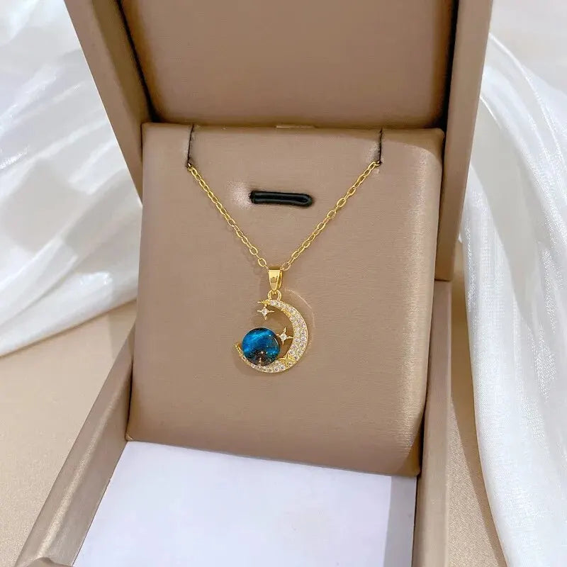 Colar Feminino Série Estrela & Lua — Luxo em Cada Detalhe! ✨🌙  Encante-se com este colar de luxo em aço de titânio banhado a ouro.