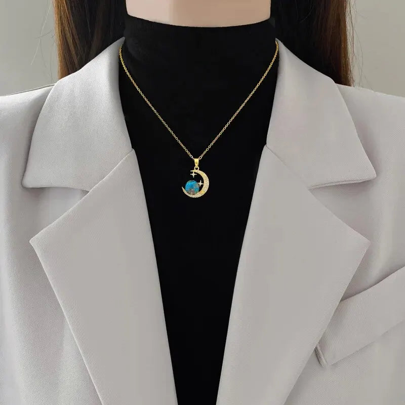Colar Feminino Série Estrela & Lua — Luxo em Cada Detalhe! ✨🌙  Encante-se com este colar de luxo em aço de titânio banhado a ouro.