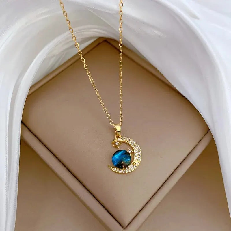 Colar Feminino Série Estrela & Lua — Luxo em Cada Detalhe! ✨🌙  Encante-se com este colar de luxo em aço de titânio banhado a ouro.
